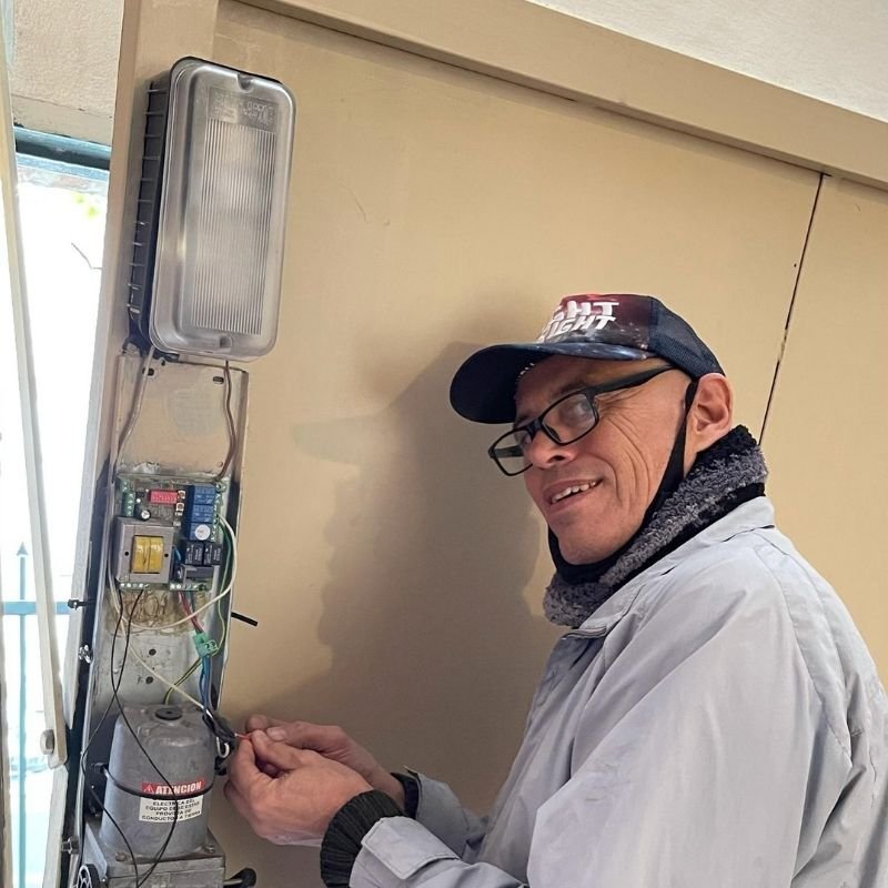 Reparación de placa controladora en portón levadizo. Reemplazo del transformador integrado en la placa controladora para restablecer el funcionamiento del portón. Trabajo realizado por HERREELEC.